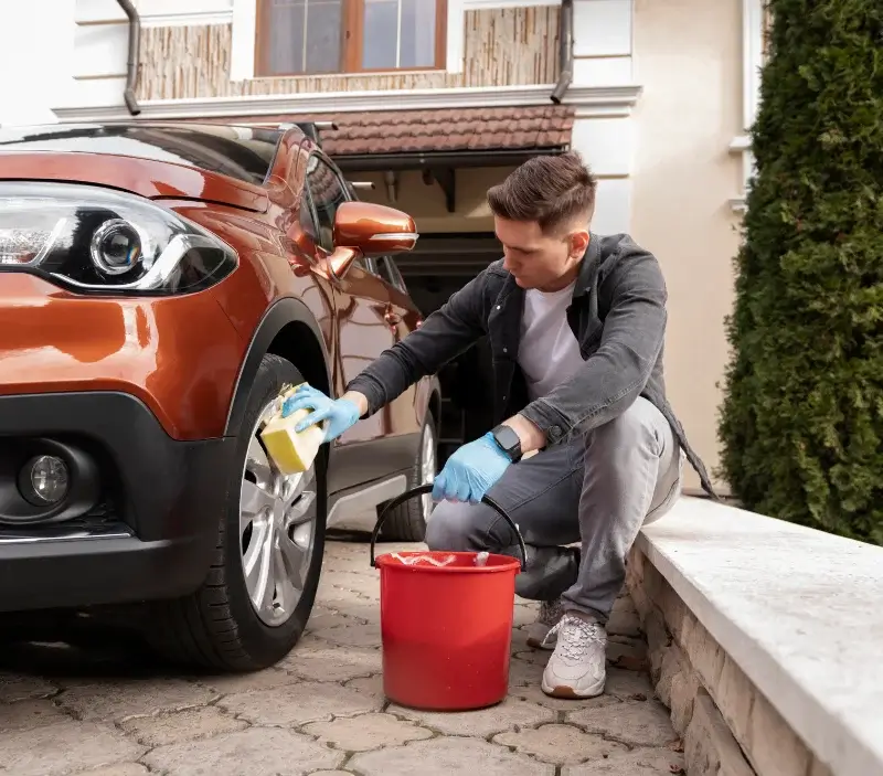 Lavage auto à domicile Lasseube-Propre : professionnel intervenant sur un véhicule